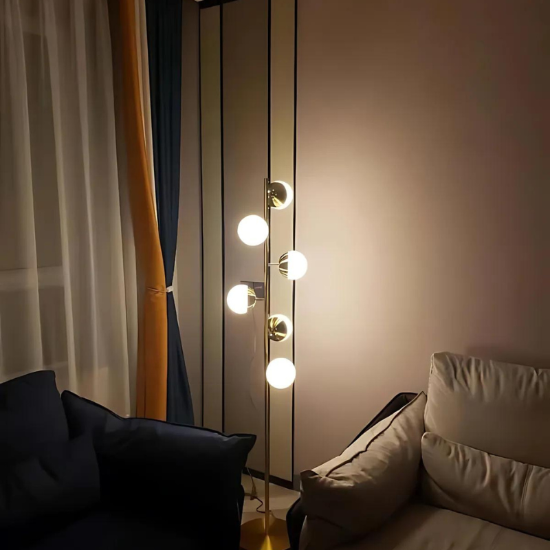 Goldene LED Tisch- und Stehlampe mit modernen Glaskugeln für die Wohnkultur
