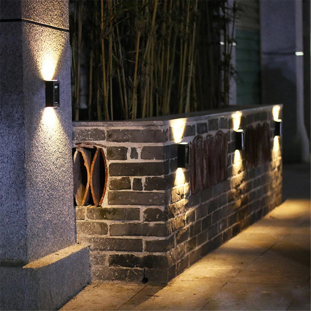 WallLight™ : Solarbetriebene Wandleuchte mit doppeltem Lampenschirm