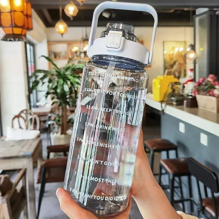 2L tragbare Hydratation Wasserflasche mit Strohhalm und stündlichen Erinnerungsmarkierungen