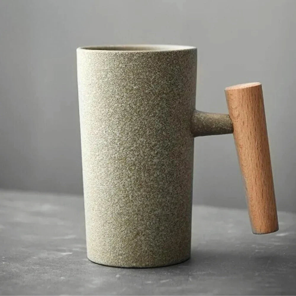 Nordische Design-Tasse – Minimalistische Keramiktasse mit Holzgriff