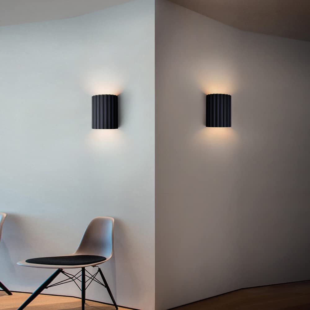 Moderne Wandleuchte mit gewelltem Schirm – Elegante und komfortable Beleuchtung