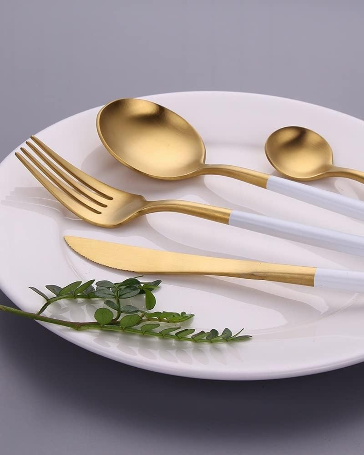 La Lumine – Luxus Besteckset mit goldenen Akzenten & mattschwarzen Griffen