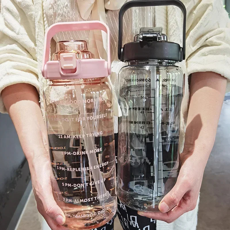2L Tragbare Sport-Wasserflasche mit Trinkhalm und Zeitangaben