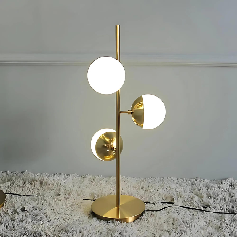 Goldene LED Tisch- und Stehlampe mit modernen Glaskugeln für die Wohnkultur