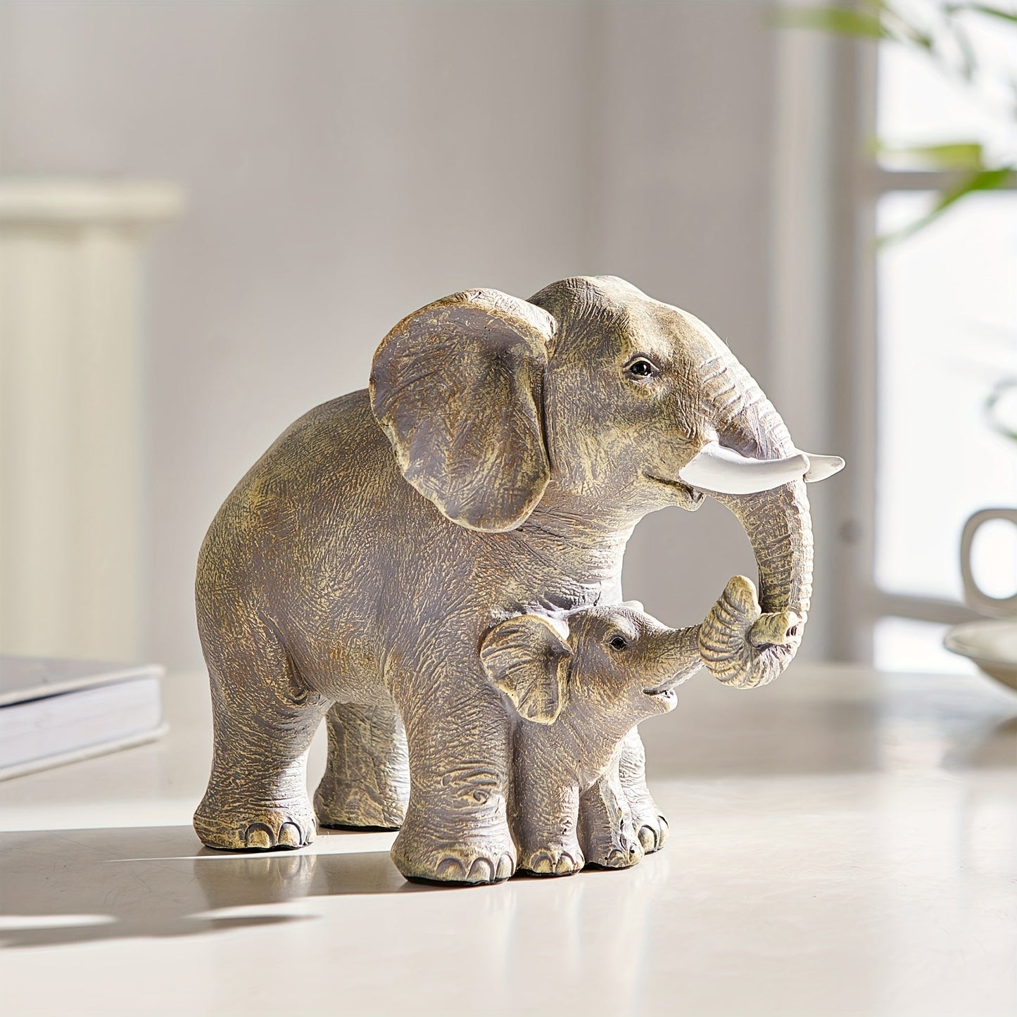 Bezaubernde Skulptur einer Elefantenmutter