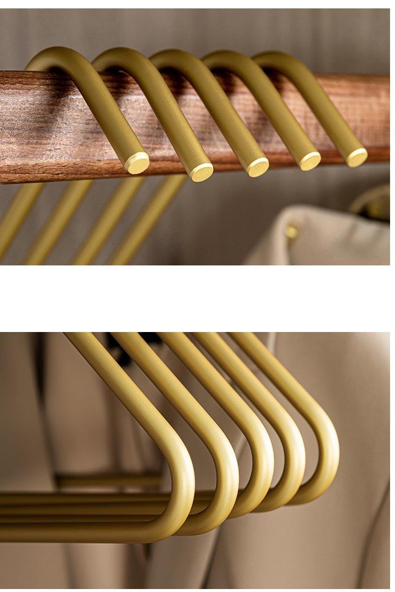 5 Stück Kleiderbügel aus massivem, mattiertem Gold/Silber, dreieckig, für Mäntel und Hosen │ Nahtlose Aufbewahrungsregale aus Metall, Kleiderschrank-Organizer