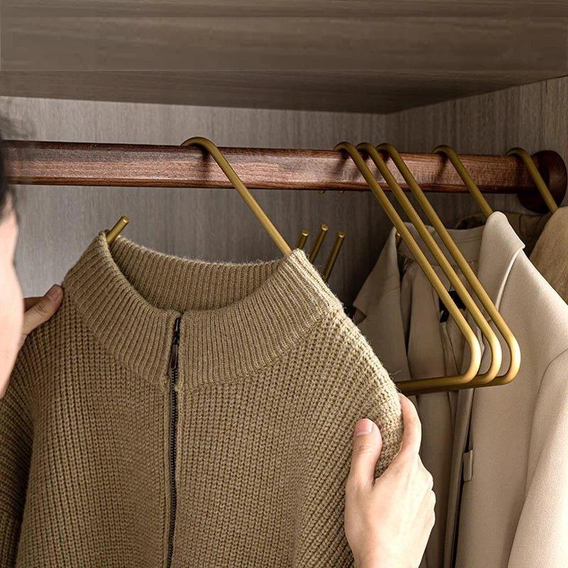 5 Stück Kleiderbügel aus massivem, mattiertem Gold/Silber, dreieckig, für Mäntel und Hosen │ Nahtlose Aufbewahrungsregale aus Metall, Kleiderschrank-Organizer