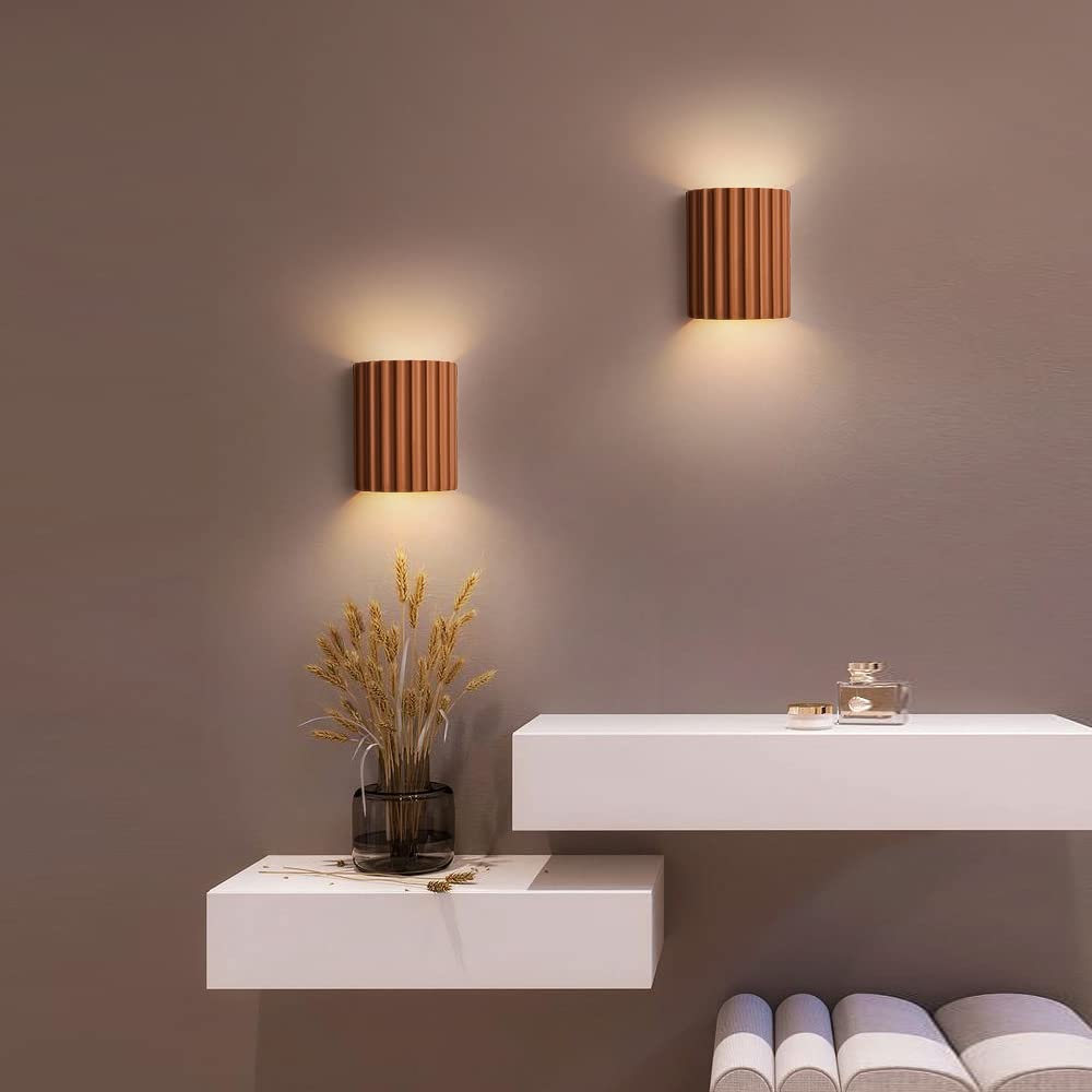 Moderne Wandleuchte mit gewelltem Schirm – Elegante und komfortable Beleuchtung