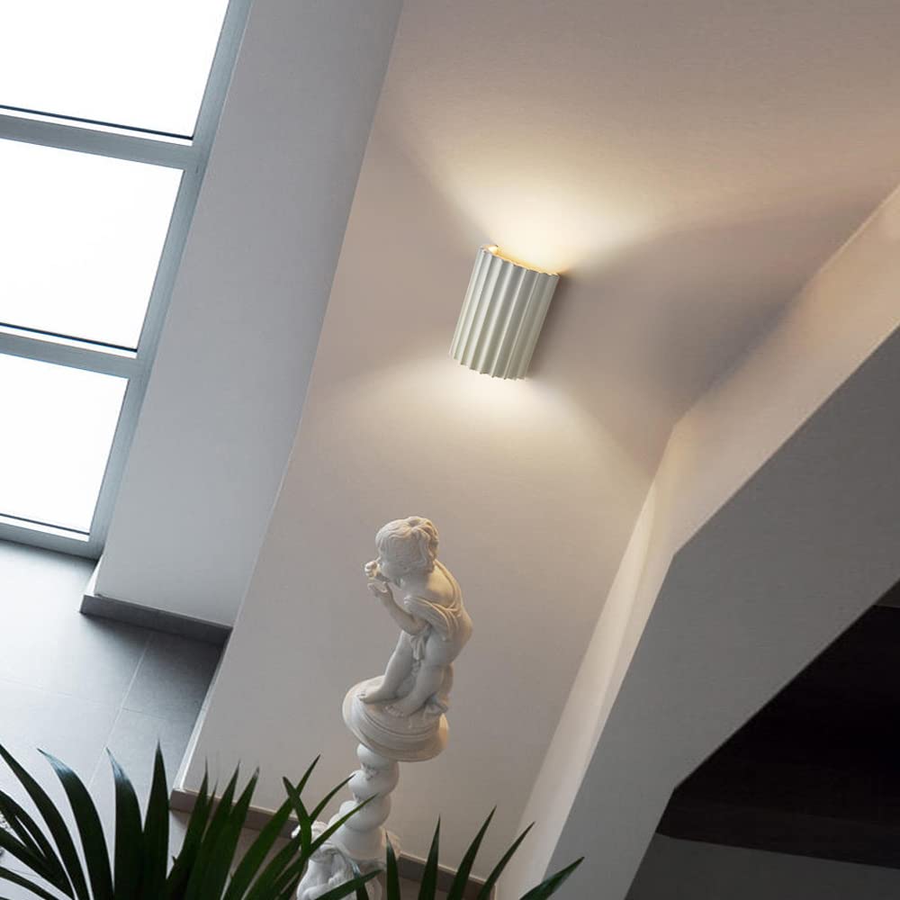 Moderne Wandleuchte mit gewelltem Schirm – Elegante und komfortable Beleuchtung