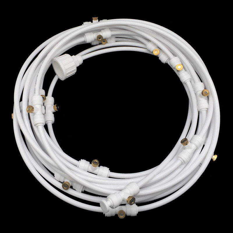 Sprühbewässerungssystem – Wasserschlauch mit Sprühdüsen für kühlende Erfrischung im Garten