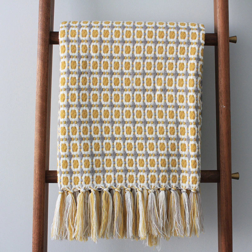Gestrickte Couchdecke mit Quasten