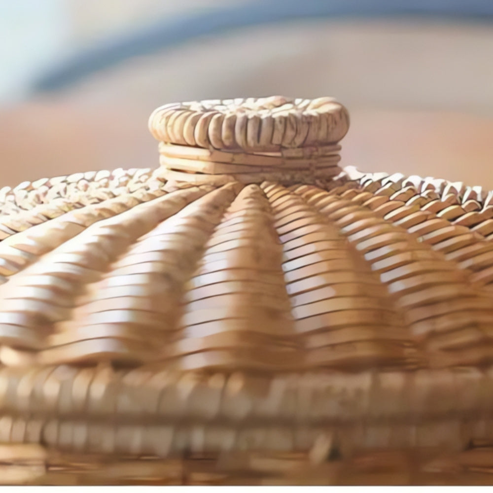 Dome-förmiger gestrickter Rattankorb mit Deckel