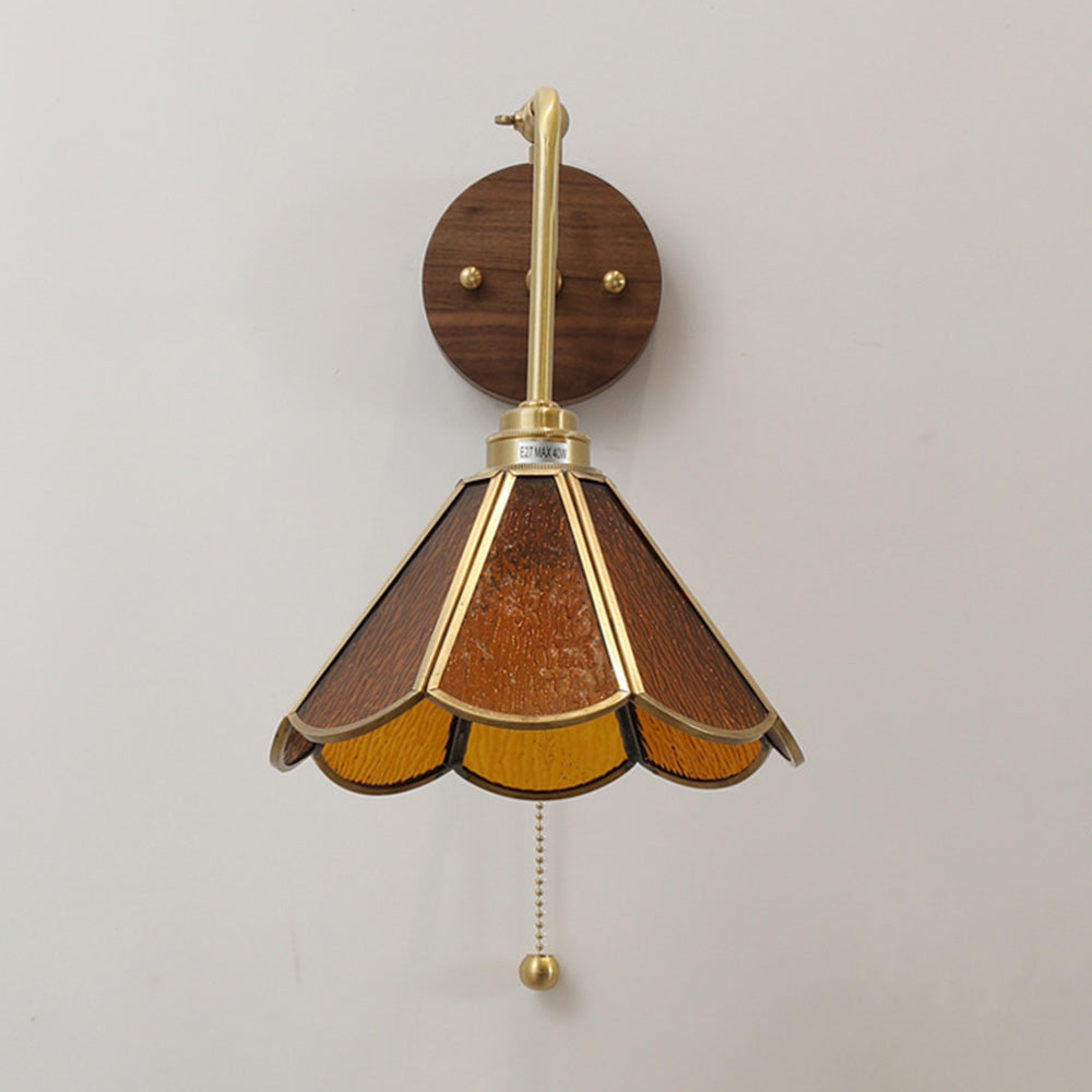 Wandleuchte mit vintage Messing-Glas-Schirm