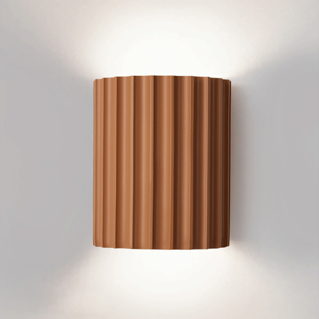 Moderne Wandleuchte mit gewelltem Schirm – Elegante und komfortable Beleuchtung