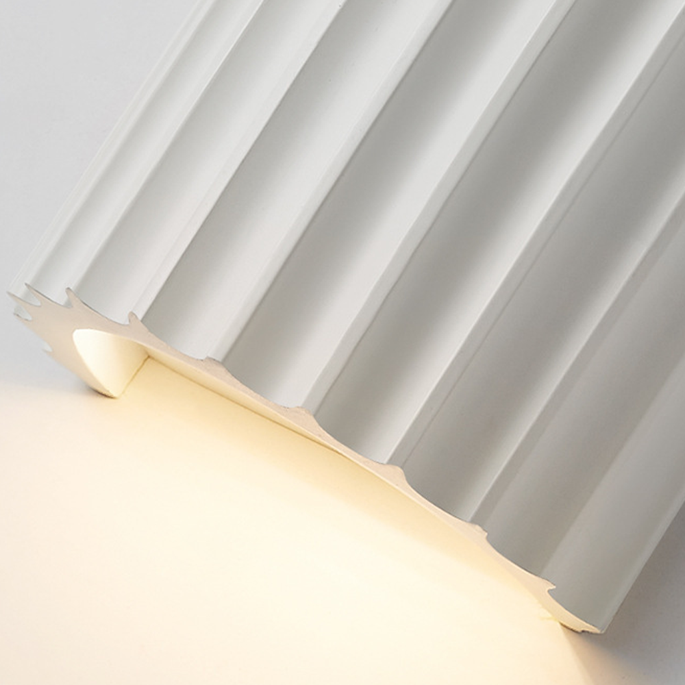 Moderne Wandleuchte mit gewelltem Schirm – Elegante und komfortable Beleuchtung