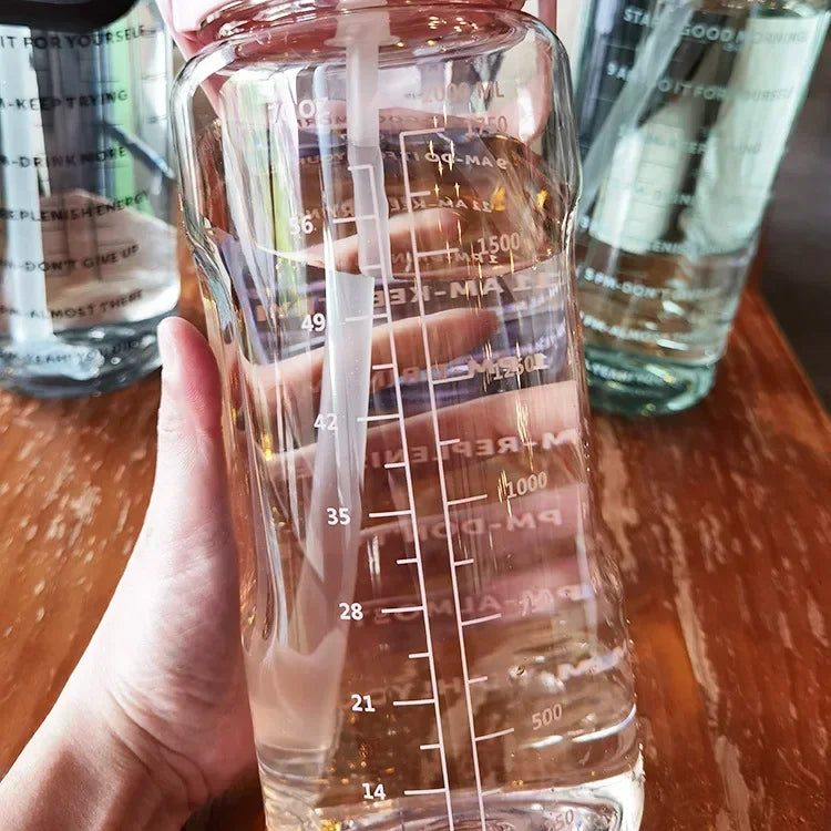 2L tragbare Hydratation Wasserflasche mit Strohhalm und stündlichen Erinnerungsmarkierungen