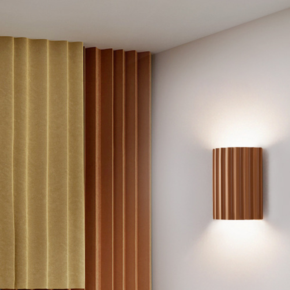 Moderne Wandleuchte mit gewelltem Schirm – Elegante und komfortable Beleuchtung