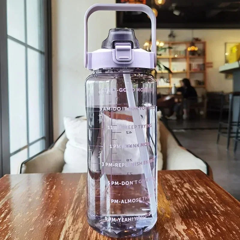 2L tragbare Hydratation Wasserflasche mit Strohhalm und stündlichen Erinnerungsmarkierungen