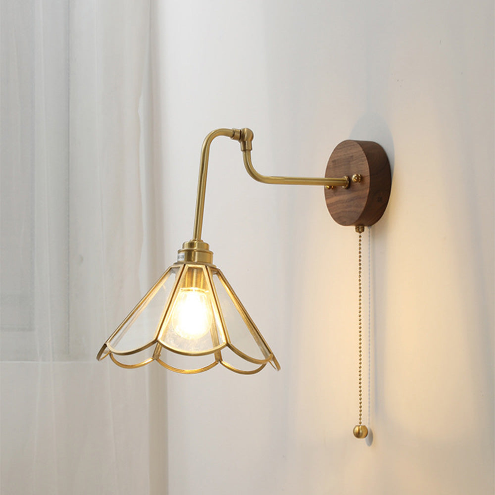 Wandleuchte mit vintage Messing-Glas-Schirm