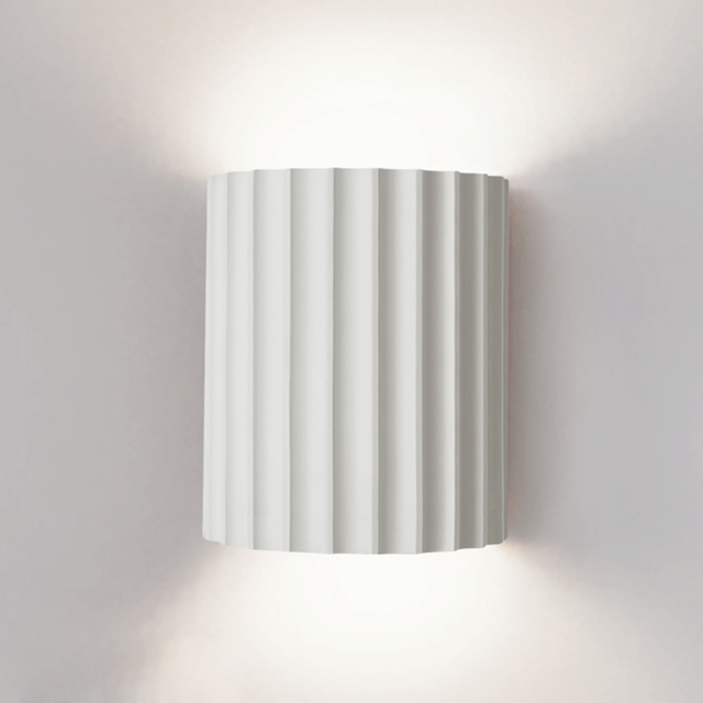 Moderne Wandleuchte mit gewelltem Schirm – Elegante und komfortable Beleuchtung