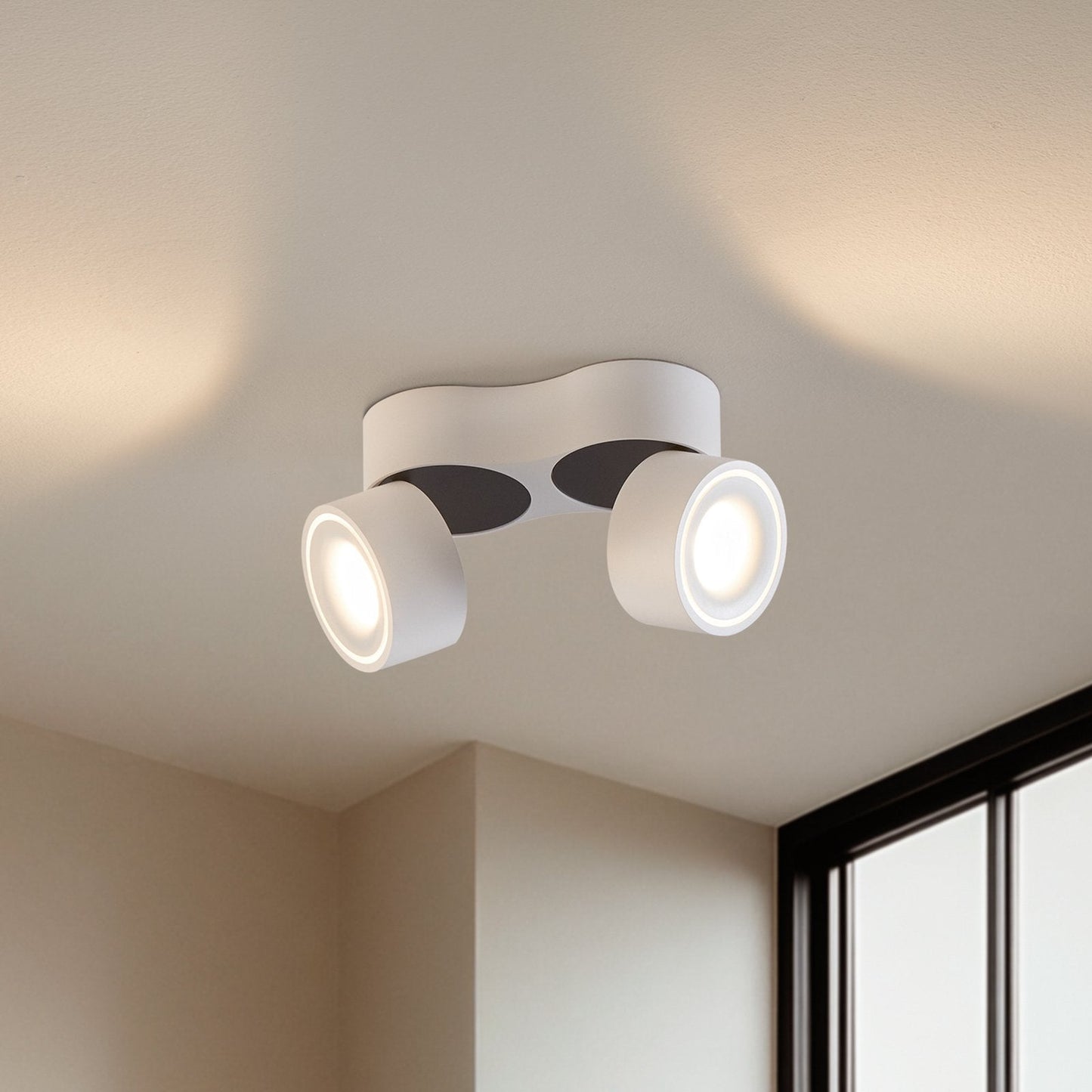 Deckenleuchte mit verstellbaren LED-Strahlern