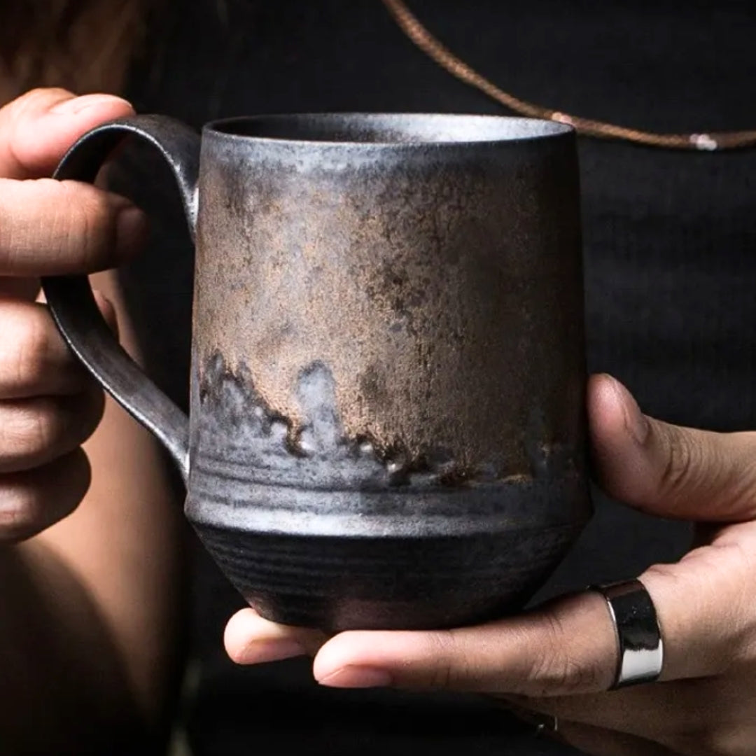 HarvestStone – Handgefertigte rustikale Keramiktasse für ein warmes, nostalgisches Erlebnis