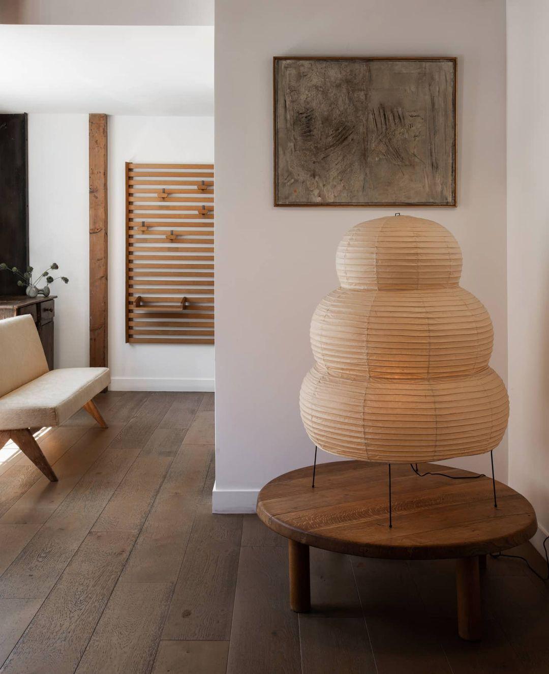 Akari Tischlampe – Japanisch inspiriertes Design aus Maulbeerpapier und Metall
