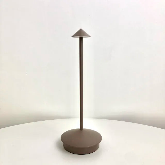 Elegante Tischlampe aus Metall und Glas | DartGlow