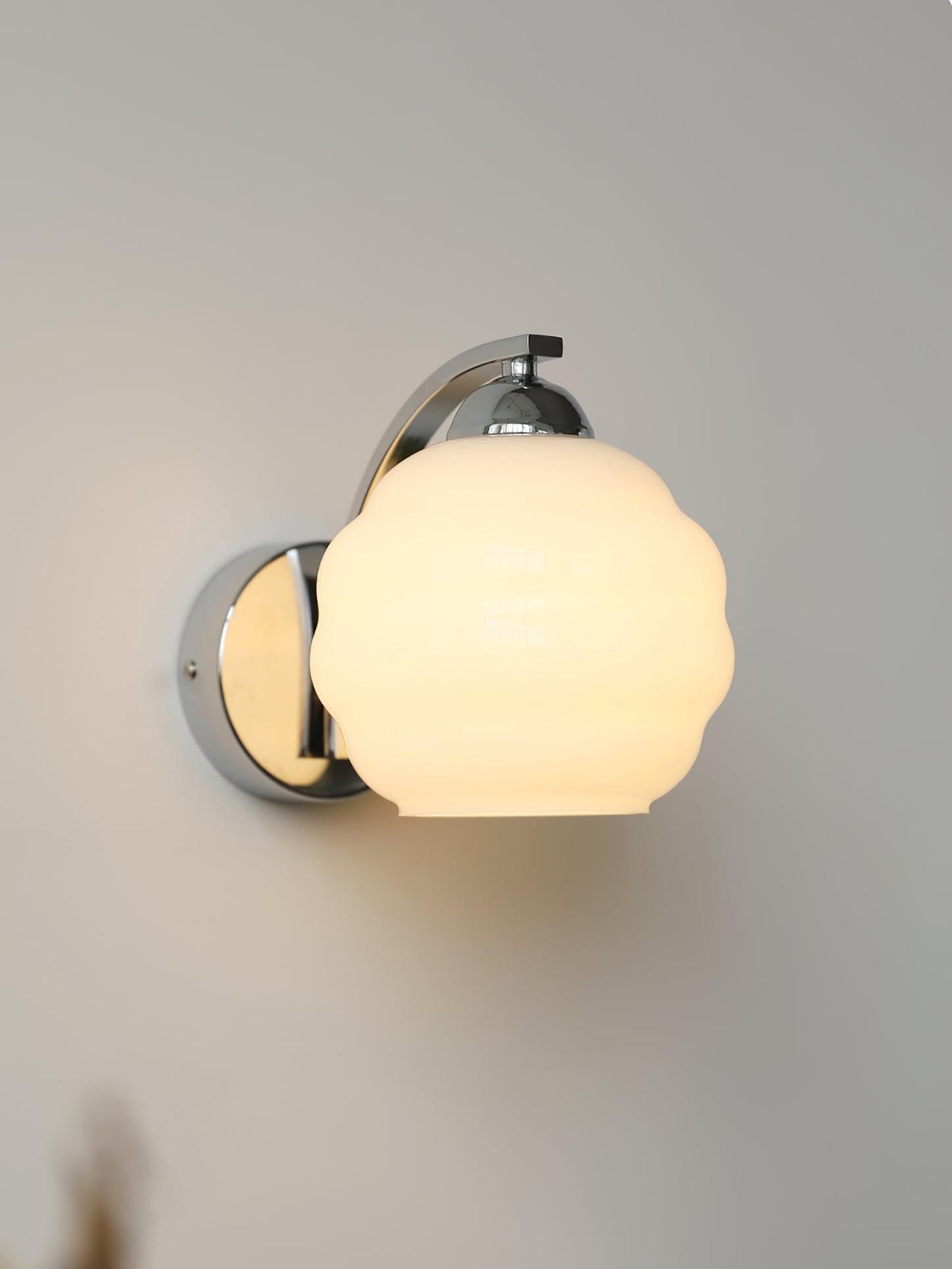 Wandlampe Vintage Art Déco, klassische Eleganz mit Schirm aus weißem Glas