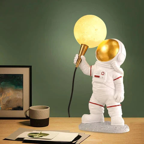 AstroGlow – Luxus Astronauten Tischlampe mit kosmischer Eleganz