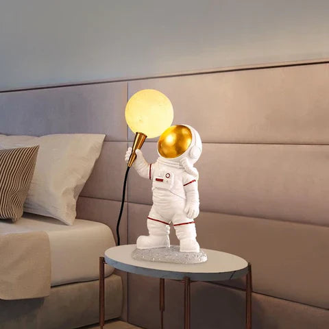 AstroGlow – Luxus Astronauten Tischlampe mit kosmischer Eleganz