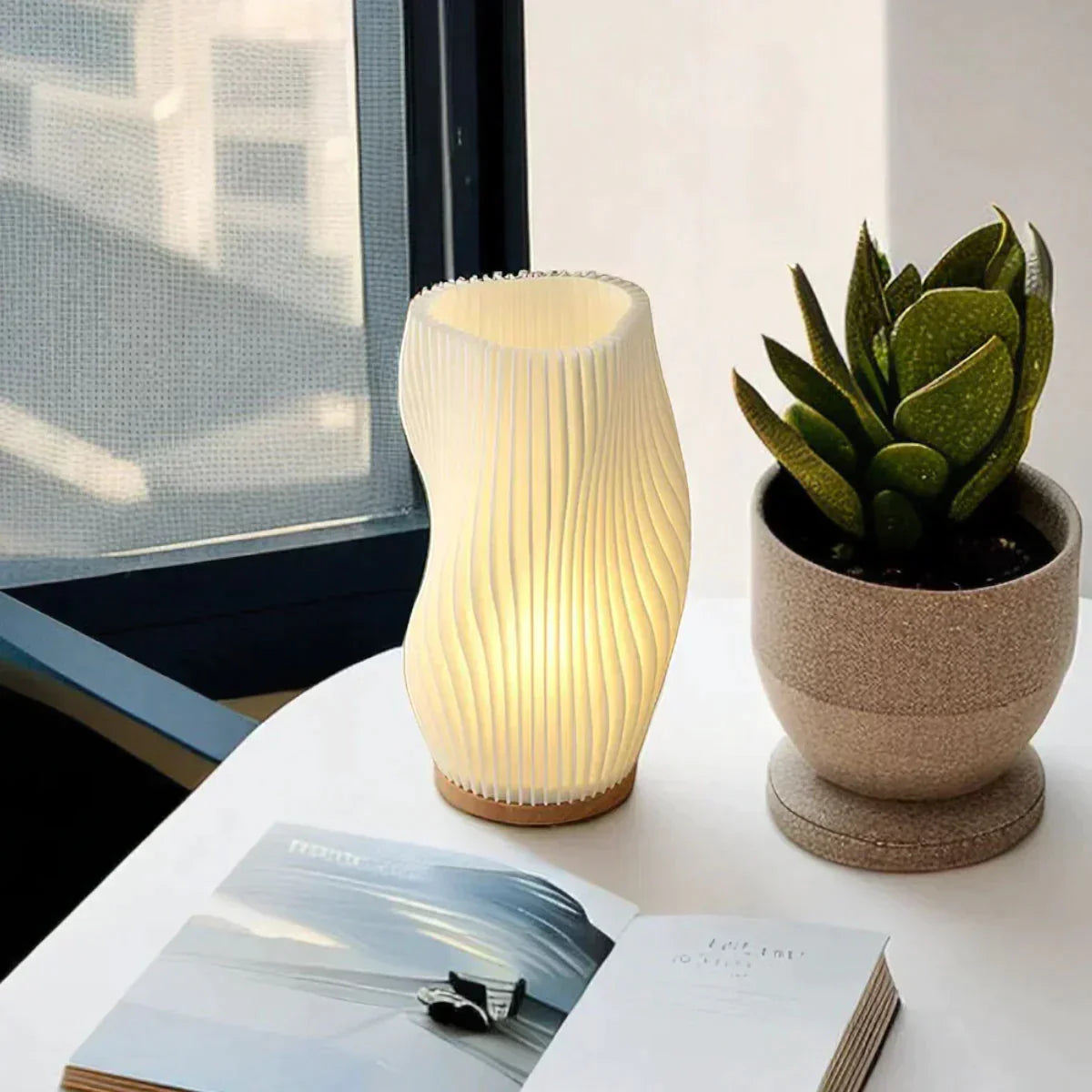 Lampe Serene Wavecrest - Zeitgenössische Eleganz mit dimmbarem USB