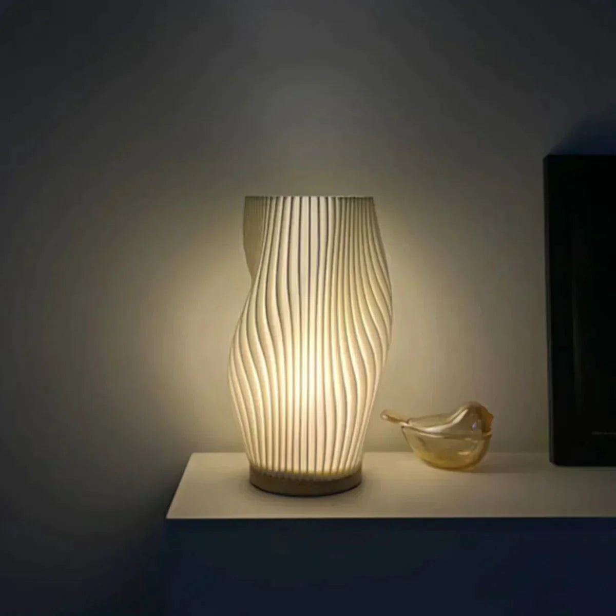 Lampe Serene Wavecrest - Zeitgenössische Eleganz mit dimmbarem USB