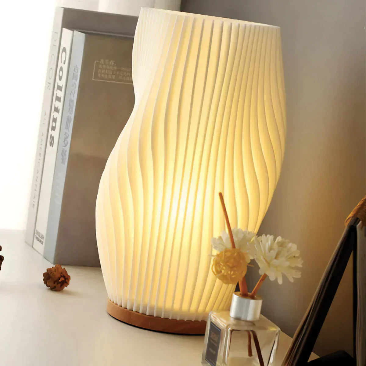 Lampe Serene Wavecrest - Zeitgenössische Eleganz mit dimmbarem USB