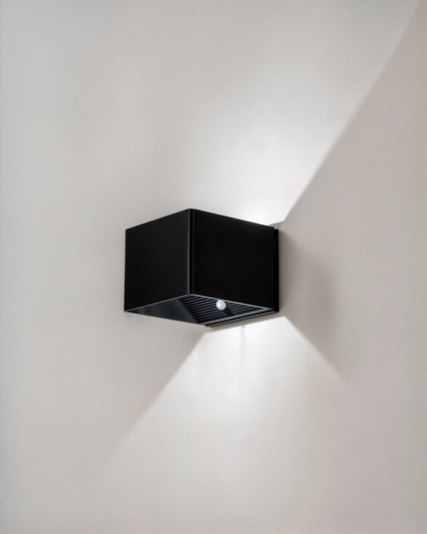 ZenLicht – USB-C aufladbare Wandleuchte mit Bewegungssensor und LED-Beleuchtung