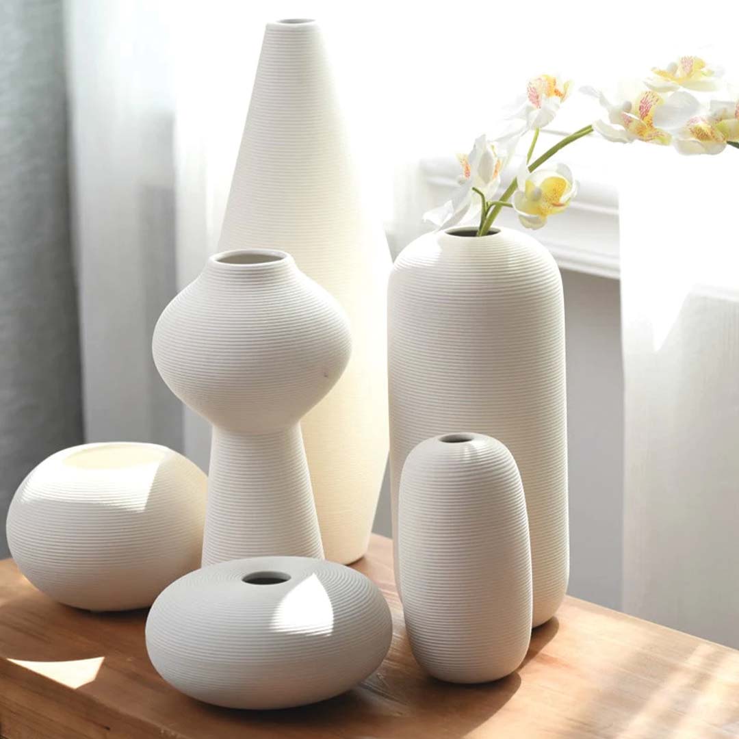 Handgefertigte Keramikvase Blanche, eleganter weißer Dekor mit Ring-Skulptur
