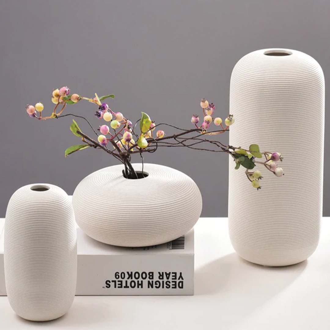 Handgefertigte Keramikvase Blanche, eleganter weißer Dekor mit Ring-Skulptur