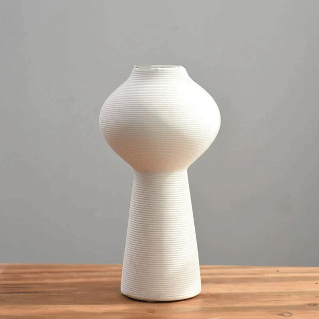 Handgefertigte Keramikvase Blanche, eleganter weißer Dekor mit Ring-Skulptur