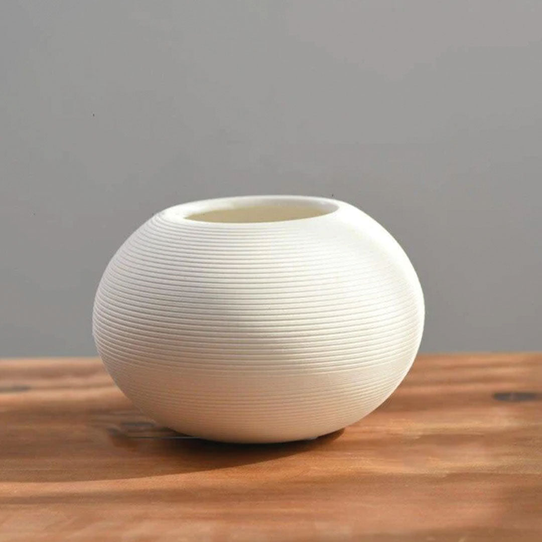 Handgefertigte Keramikvase Blanche, eleganter weißer Dekor mit Ring-Skulptur
