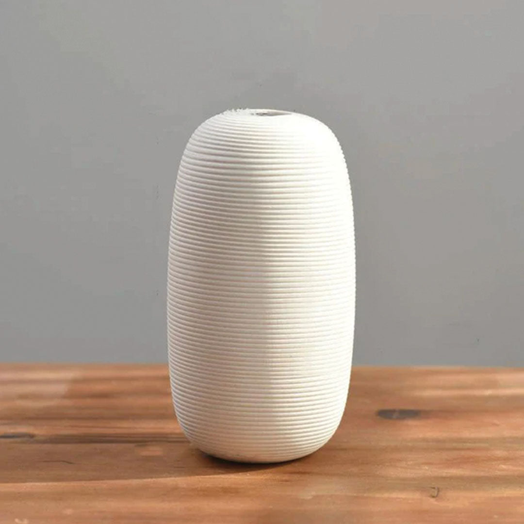 Handgefertigte Keramikvase Blanche, eleganter weißer Dekor mit Ring-Skulptur