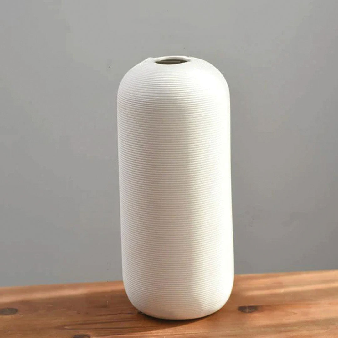 Handgefertigte Keramikvase Blanche, eleganter weißer Dekor mit Ring-Skulptur