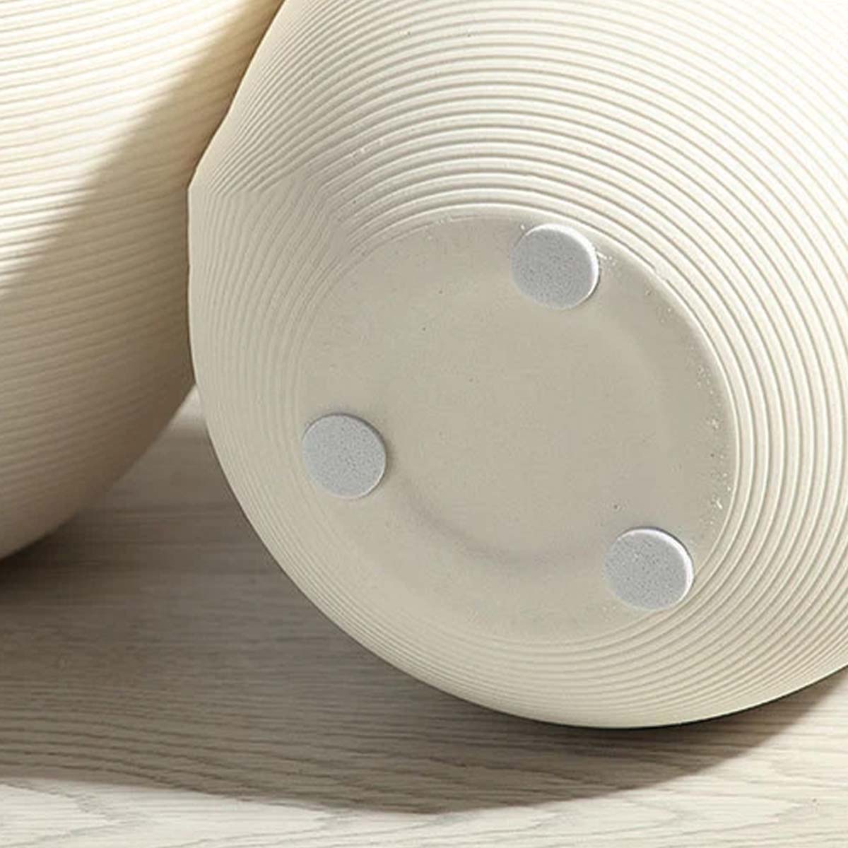 Handgefertigte Keramikvase Blanche, eleganter weißer Dekor mit Ring-Skulptur
