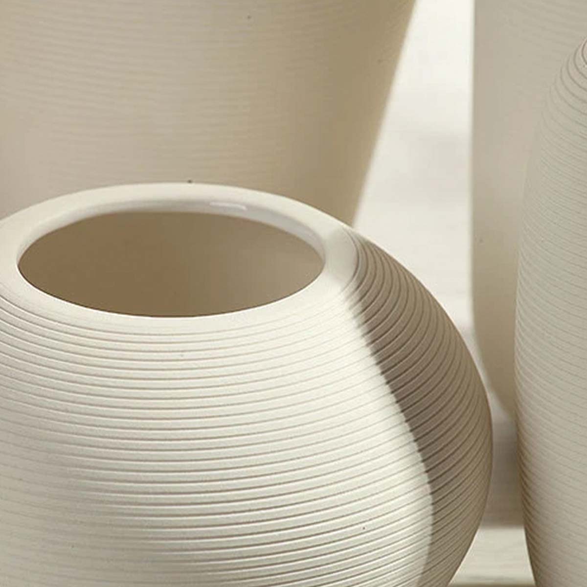 Handgefertigte Keramikvase Blanche, eleganter weißer Dekor mit Ring-Skulptur