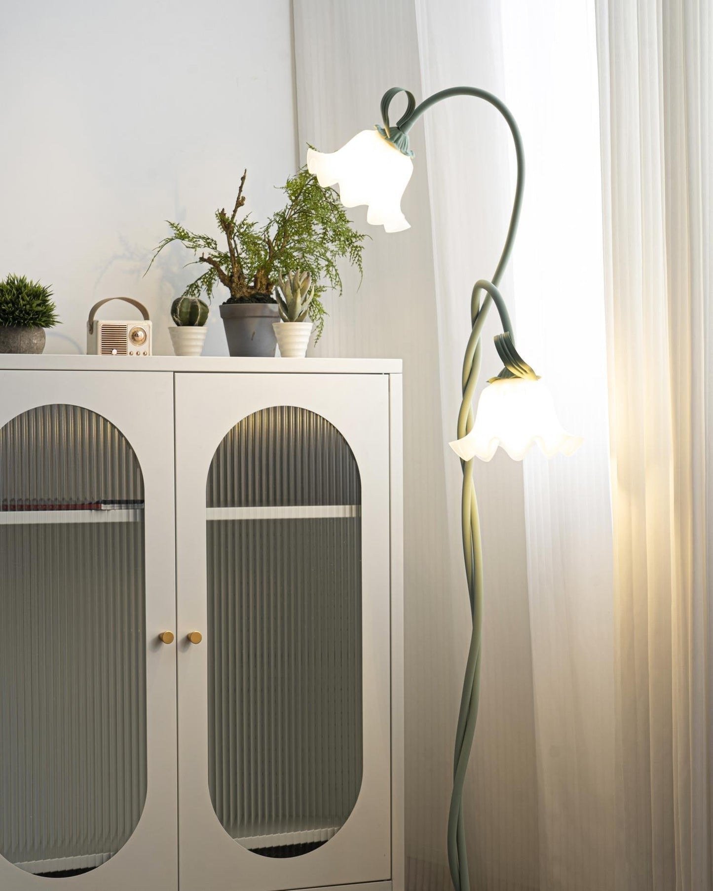 Stehlampe Calla Flowers – Elegante Beleuchtung mit weißen Blumen und raffiniertem Design