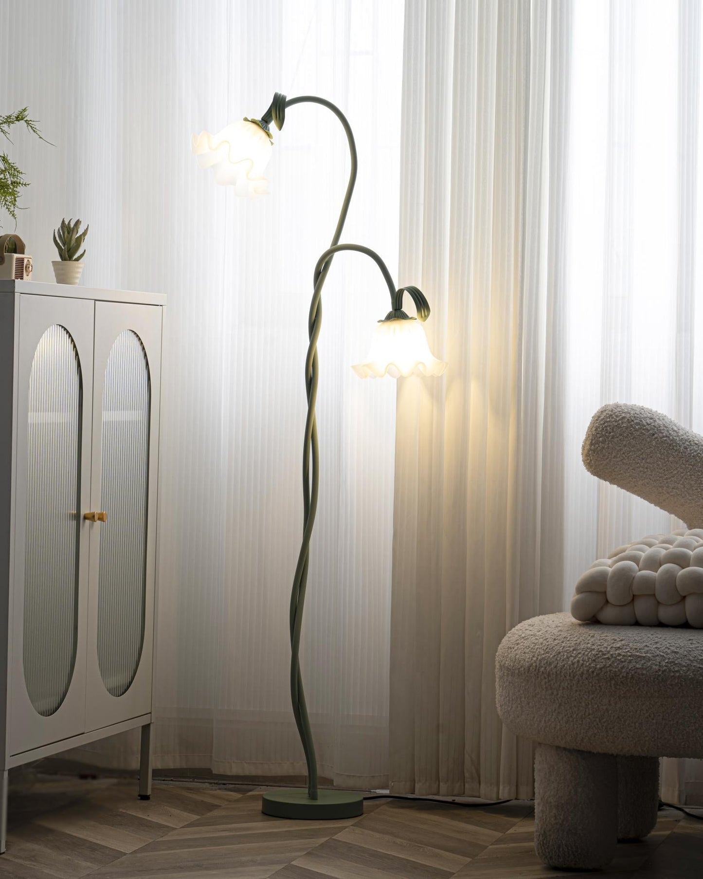 Stehlampe Calla Flowers – Elegante Beleuchtung mit weißen Blumen und raffiniertem Design