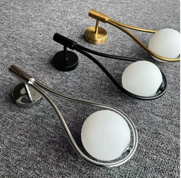 RoyaleGlow Elegante Metallrahmen Glas Ball Wandleuchte - Moderne Wohnbeleuchtung
