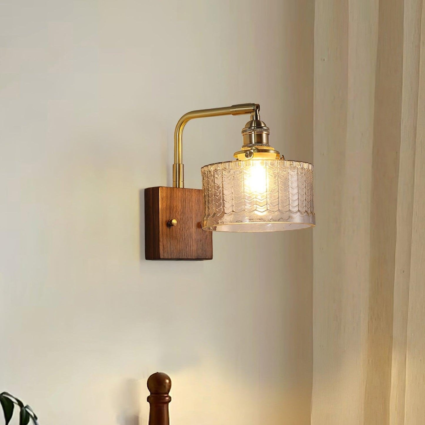 Wandleuchte Camela – Rustikale Beleuchtung mit handgefertigtem Glas und Holzstandfuß