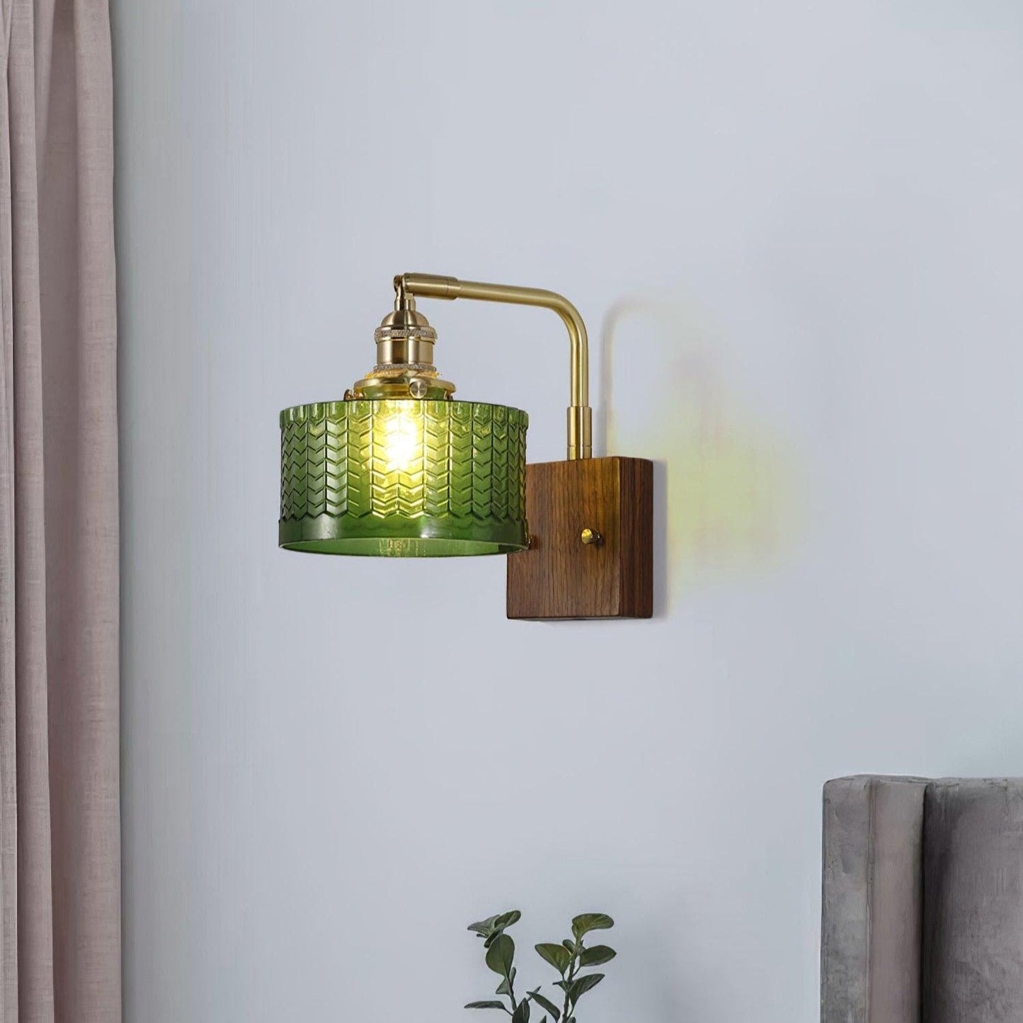 Wandleuchte Camela – Rustikale Beleuchtung mit handgefertigtem Glas und Holzstandfuß