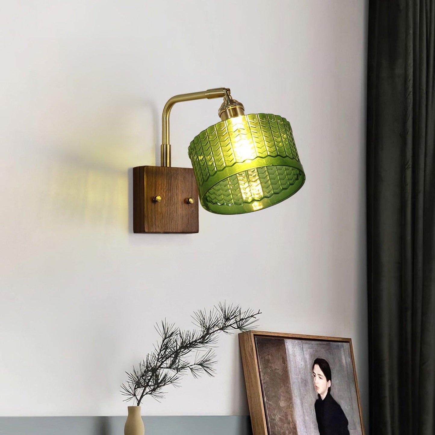 Wandleuchte Camela – Rustikale Beleuchtung mit handgefertigtem Glas und Holzstandfuß