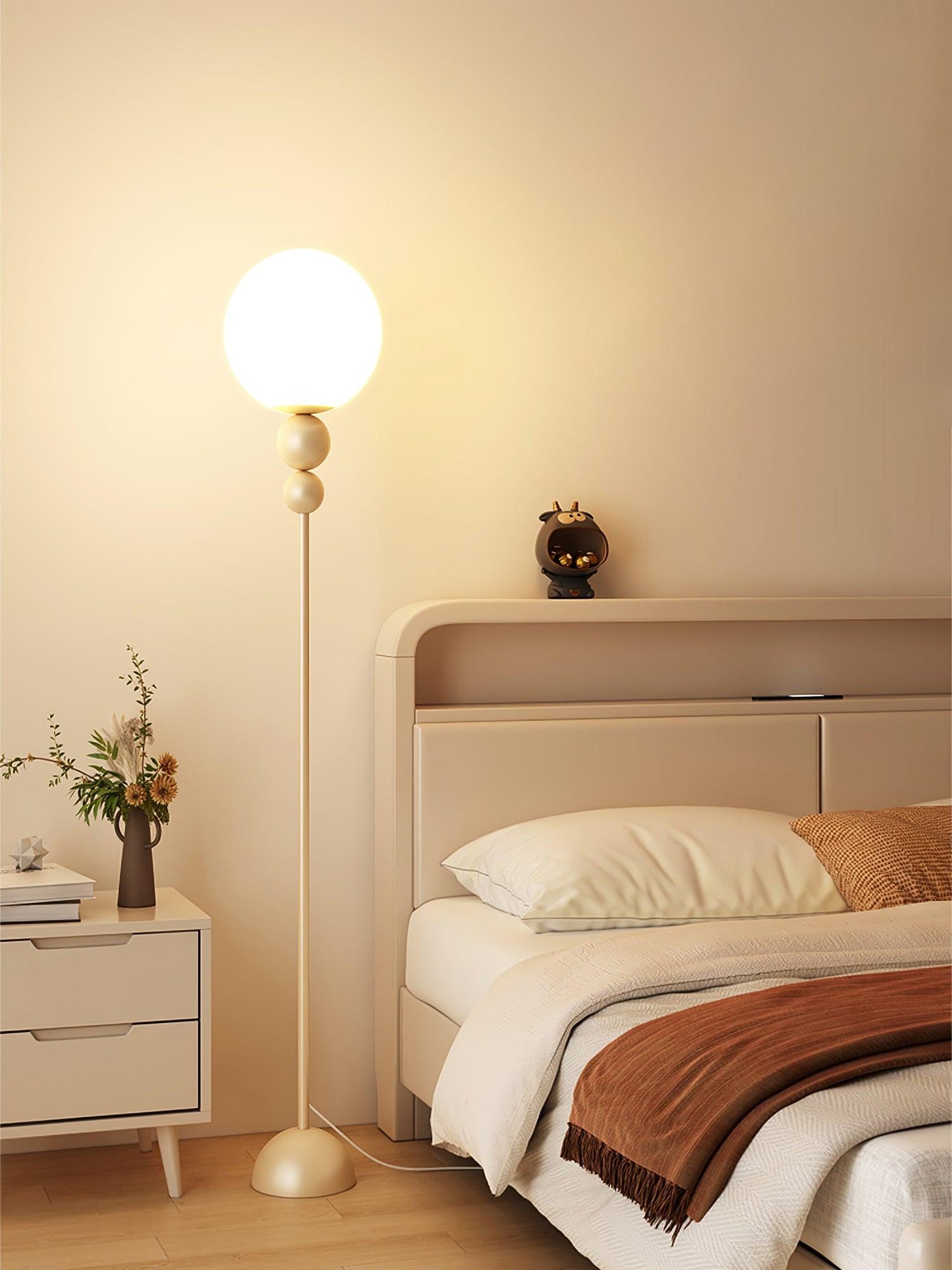 Moderne Design Stehlampe aus Metall und Glas - Elegante Beleuchtung für Ihr Interieur